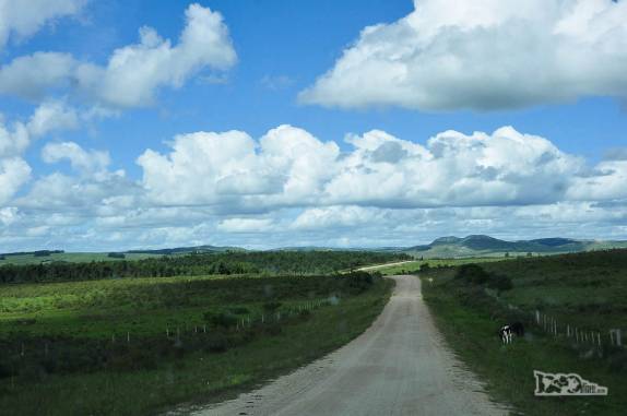 Estrada corta região serrana  no interior do país, em direção a Villa Serrana, no Uruguai